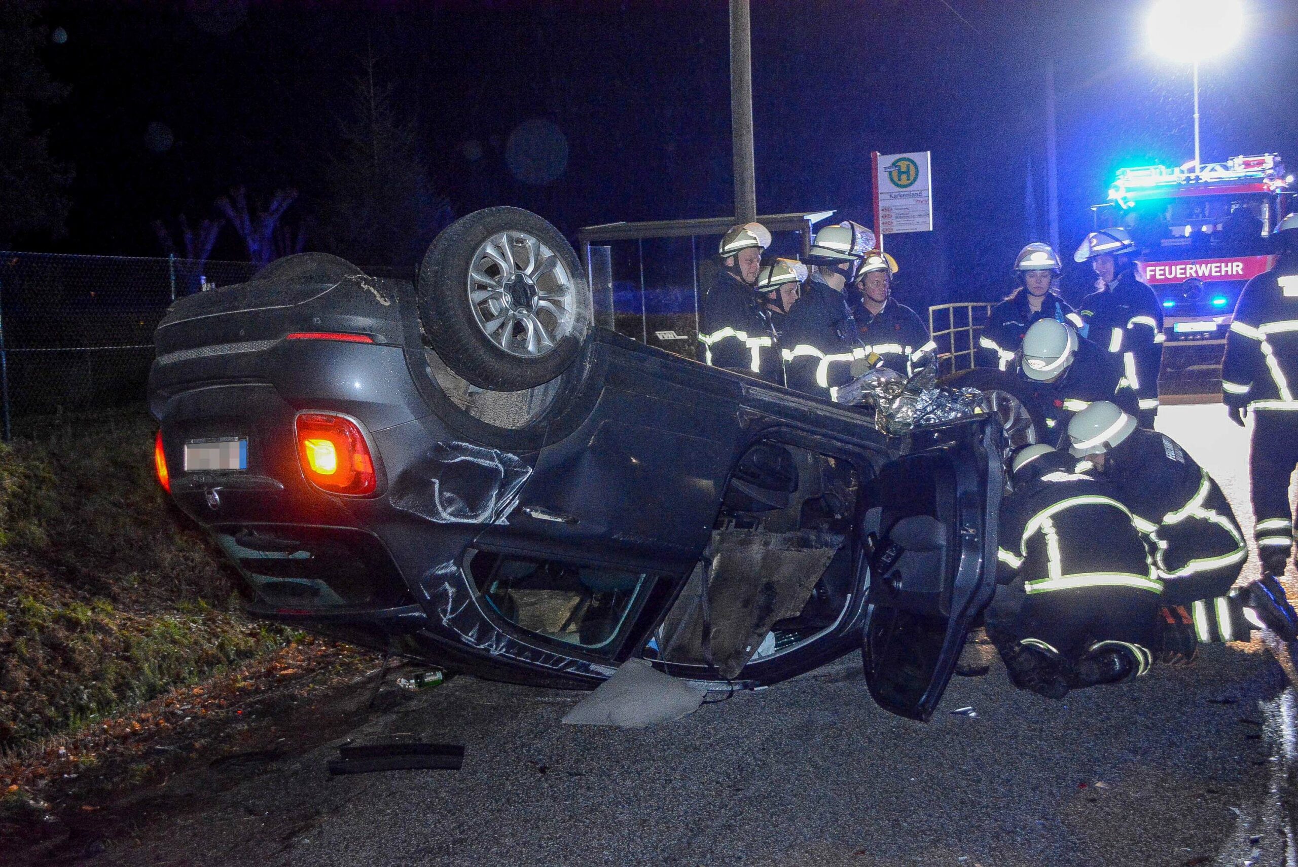 In Kirchwerder: Betrunkener Autofahrer rammt geparktes Auto und überschlägt sich dann mit seinem Fahrzeug