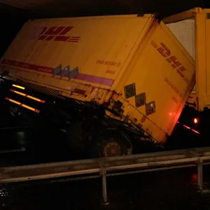 In der Nacht zu Samstag hat eine Windböe auf der A1 einen Lkw umgekippt.