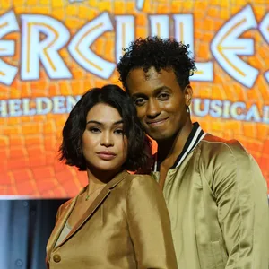 Stehen nah beieinander, im Hintergrund der Hercules-Schriftzug