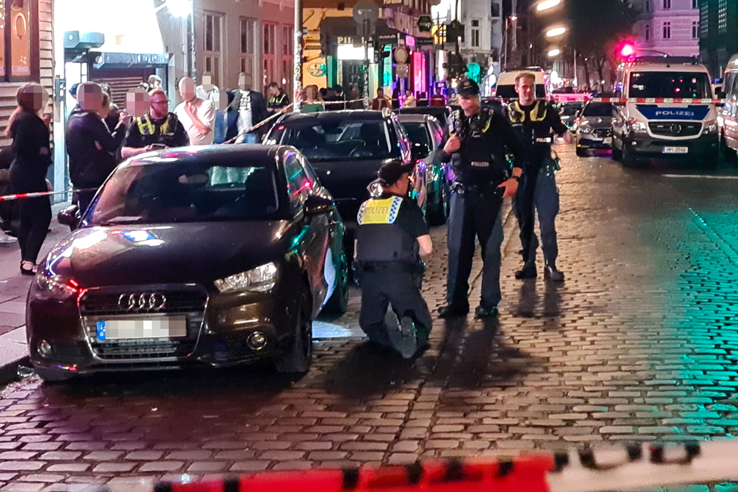 Einsatzkräfte sichern nach der Messerattacke auf St. Pauli den Tatort