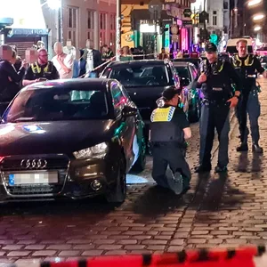 Einsatzkräfte sichern nach der Messerattacke auf St. Pauli den Tatort