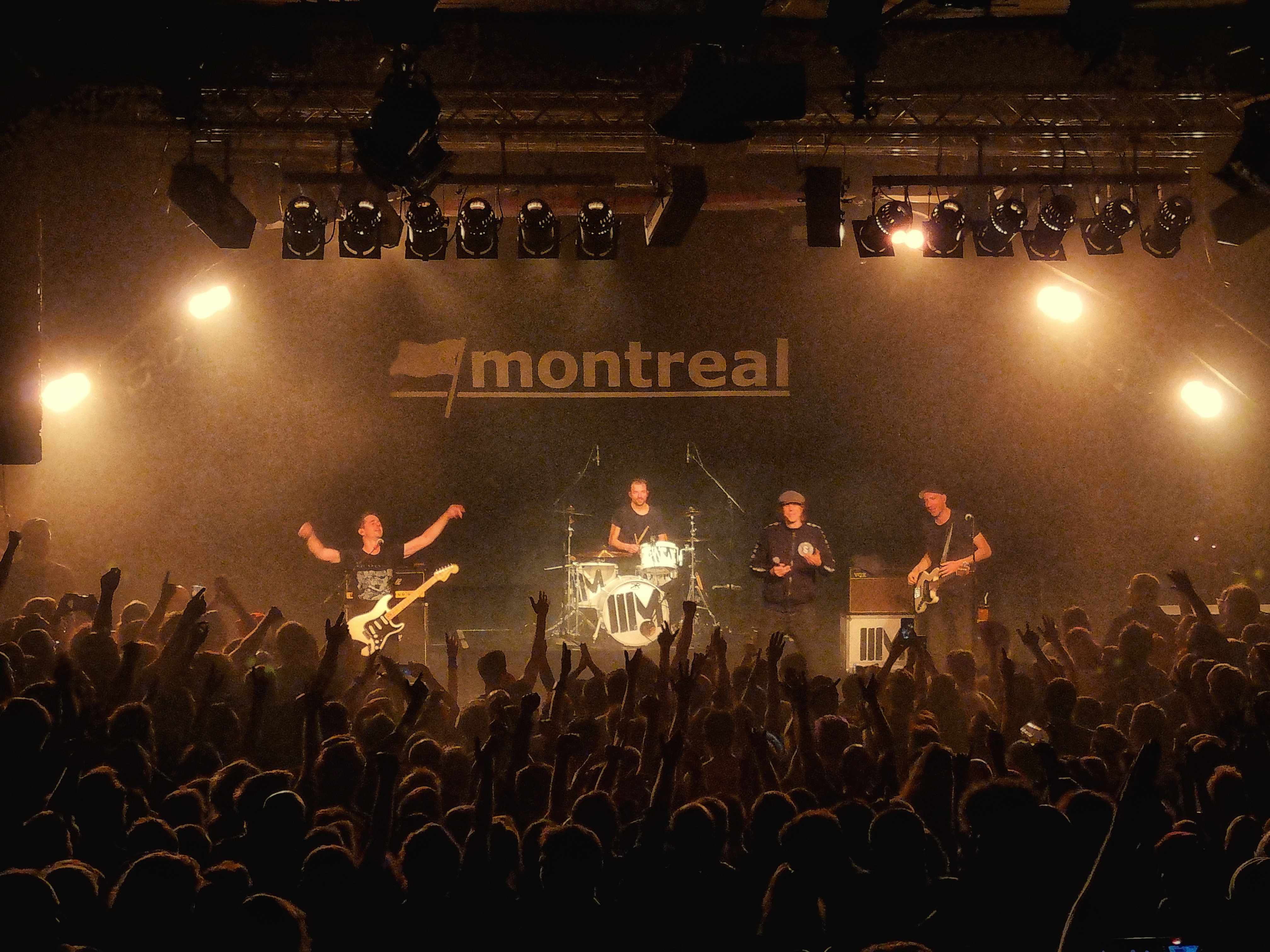 Die Mitglieder der Band Montreal stehen mit Tim, dem Sänger der Band Sondaschule, in der Markthalle in Hamburg auf der Bühne.