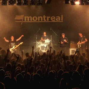 Die Mitglieder der Band Montreal stehen mit Tim, dem Sänger der Band Sondaschule, in der Markthalle in Hamburg auf der Bühne.