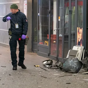 Ein Kriminalpolizist untersucht den Tatort.