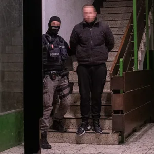 Die Polizei führt einen mutmaßlichen Drogendealer ab.