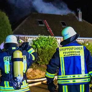 Im Dach des Hauses war ein Feuer ausgebrochen.