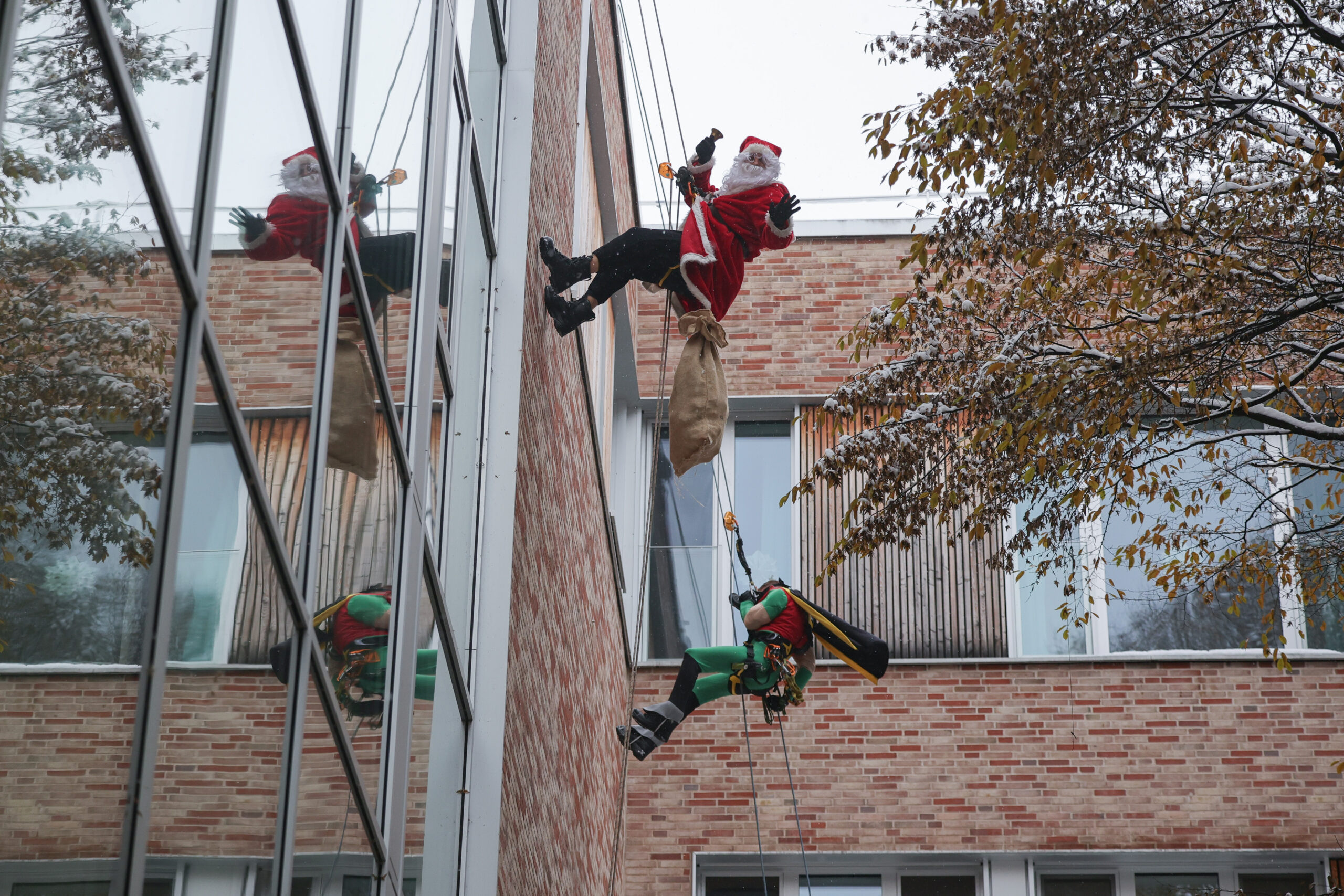 Die Höhenretter der Feuerwehr und der Polizei Hamburg besuchen am Nikolaustag das Kinder-UKE.