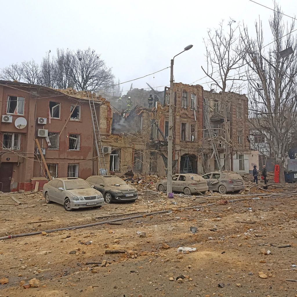 Wohnhäuser und Autos sind in Odessa nach den russischen Angriffen zerstört.