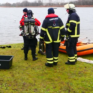 Einsatzkräfte am Ufer
