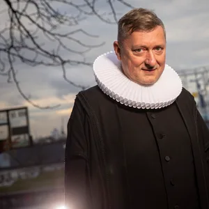 Pastor Sieghard Wilm vor Hafenkränen.