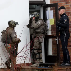 Schwer bewaffnete Mitglieder des SEK verschaffen sich Zugang zu einem Kirchengebäude.