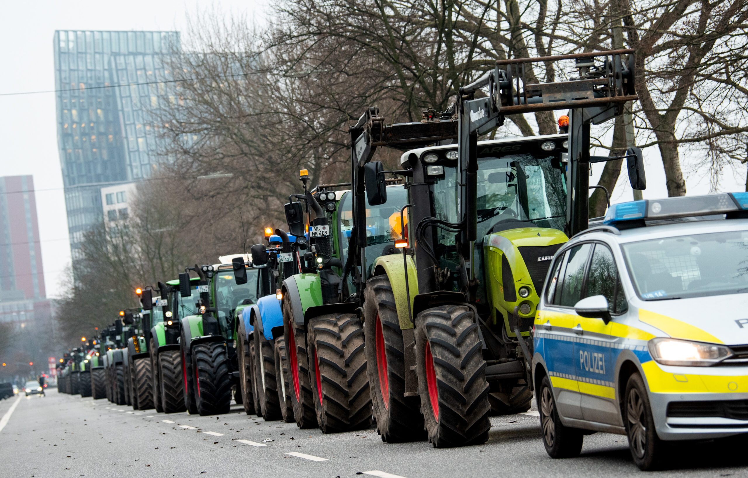 Landwirte stehen mit Traktoren in der Innenstadt und protestieren gegen die von der Ampel-Koalition geplante Streichung von Steuervergünstigungen für die Landwirtschaft.