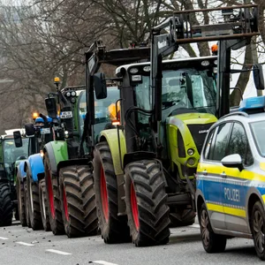 Landwirte stehen mit Traktoren in der Innenstadt und protestieren gegen die von der Ampel-Koalition geplante Streichung von Steuervergünstigungen für die Landwirtschaft.