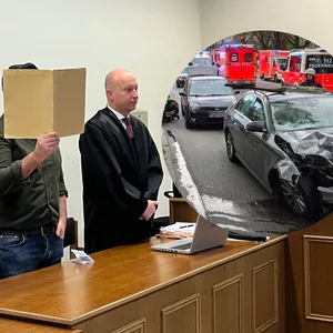 Der Angeklagte verbirgt sein Gesicht vor den Kameras.