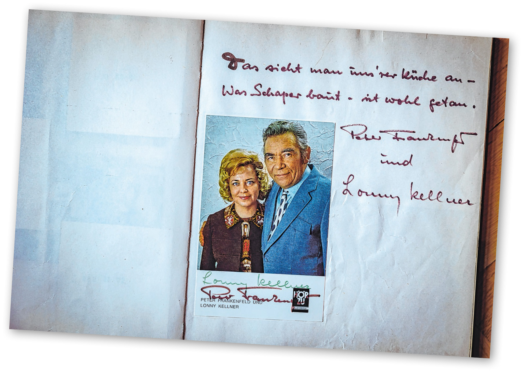 Eine Seite aus dem Gästebuch mit Widmung und Autogrammkartevon Peter Frankenfeld und seiner Frau Lonny Kellner.
