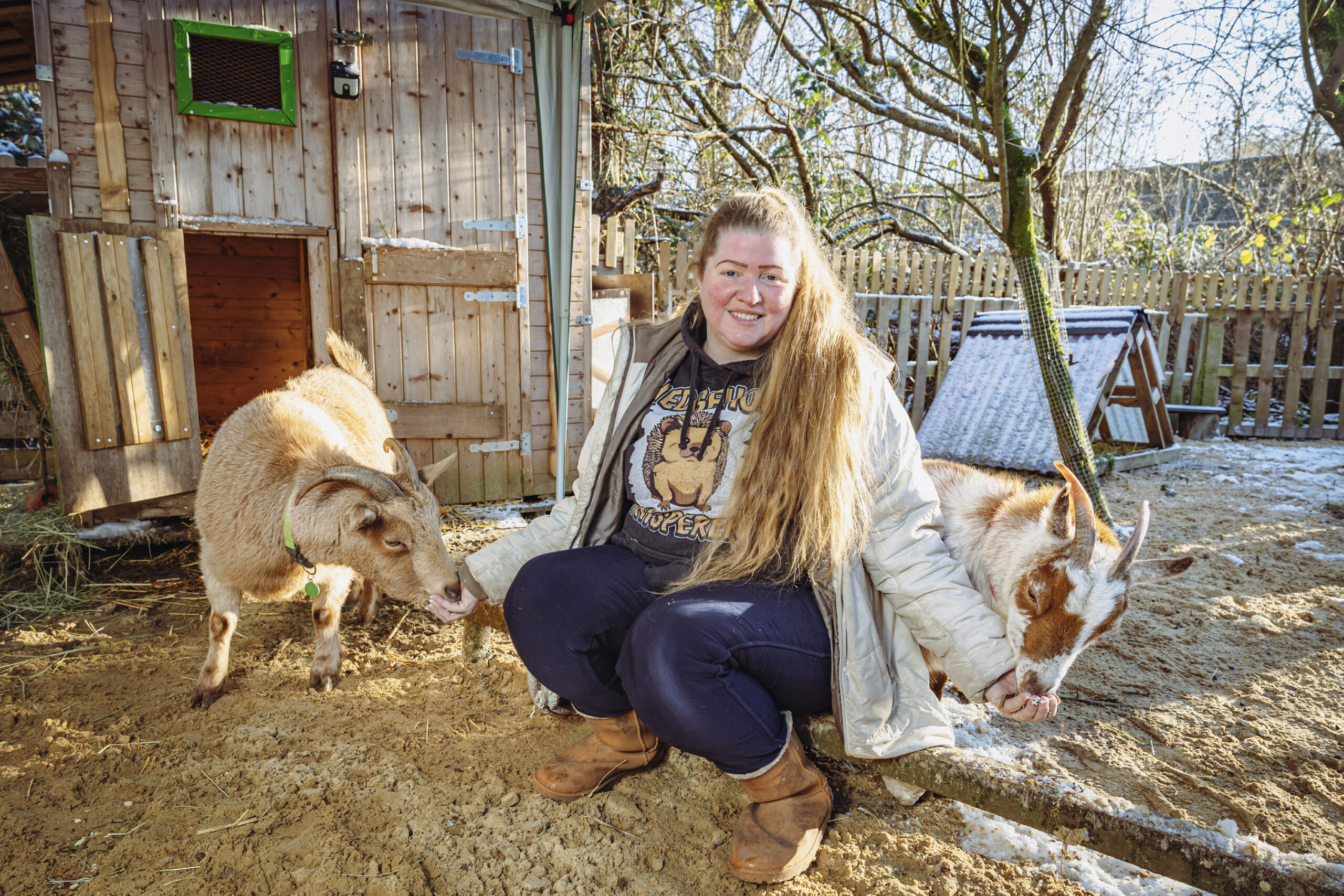 Vanessa Haloui (42), Gründerin des Vereins Looki, mit zwei Ziegen.