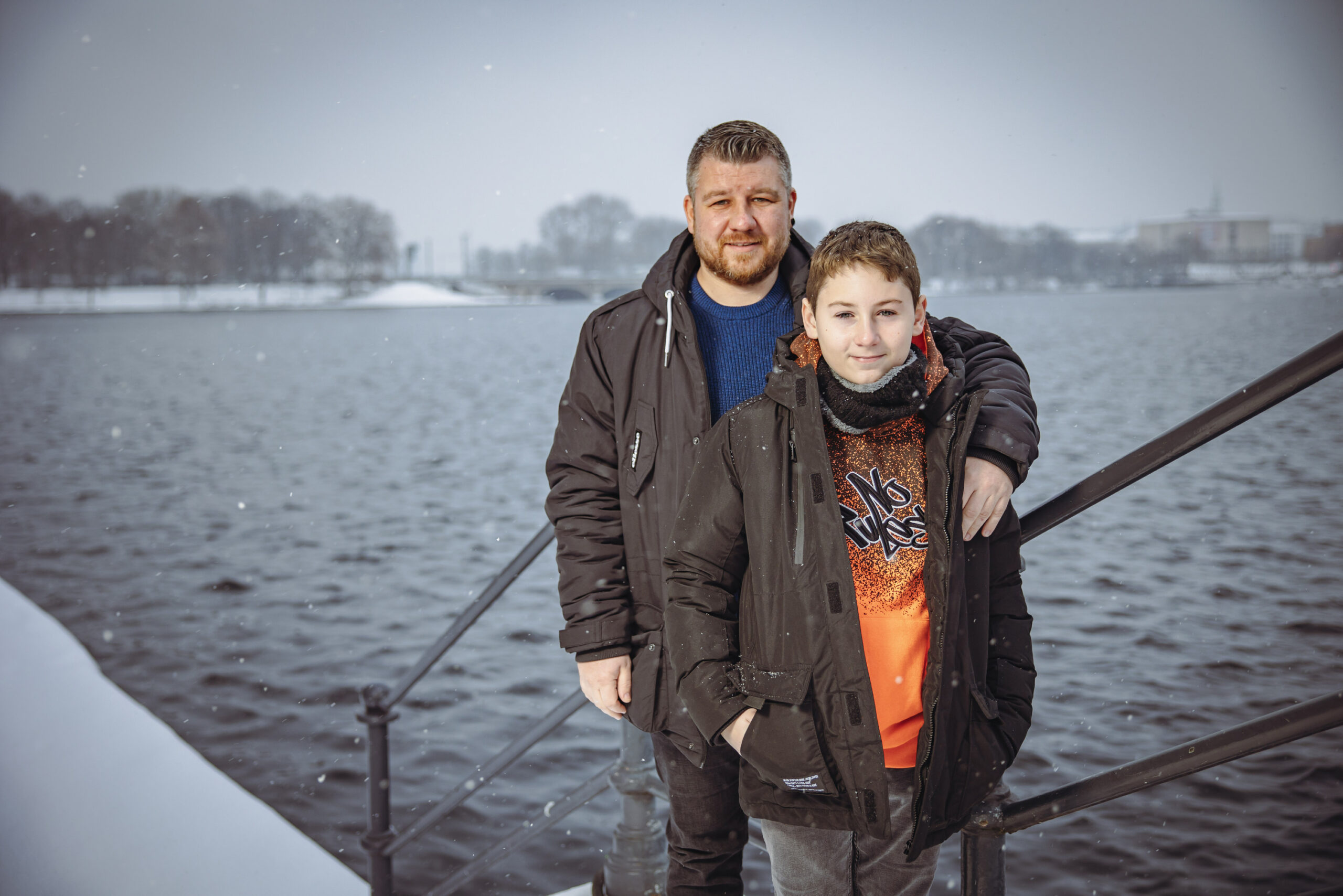 Sascha (l.) und Tim Maciej stehen in Hamburg am Ufer der Alster