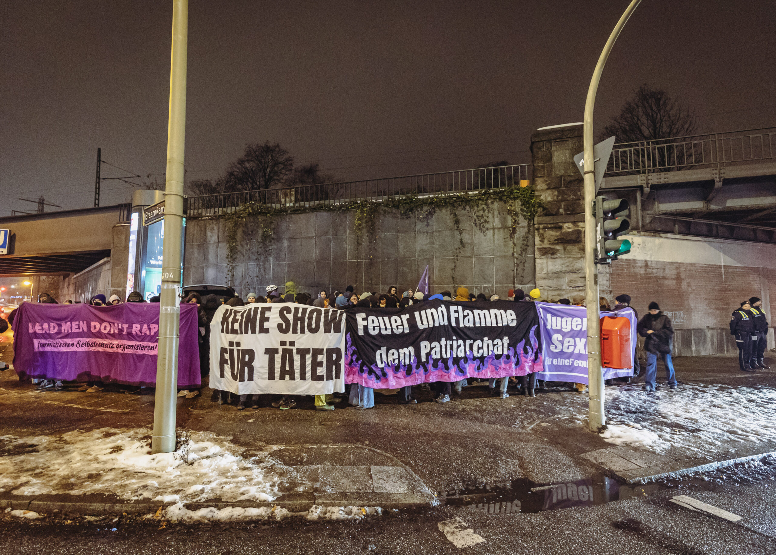 Protest in der Kälte: Demonstranten halten Transparente gegen den Auftritt von Sänger Till Lindemann in Hamburg hoch.