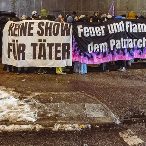 Protest in der Kälte: Demonstranten halten Transparente gegen den Auftritt von Sänger Till Lindemann in Hamburg hoch.