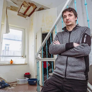 Mieter Hendrick Bretthauer ist sauer: Er steht im Treppenhaus des SAGA-Gebäudes – im Hintergrund drohen Deckenteile abzufallen.