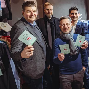 Finanzsenator Andreas Dressel, „LOKL“-Geschäftsführer Jan Hildebrandt, Quartiersmanager Sascha Bartz, „LOKL“-Geschäftsführer Pierre Manière und das Inhaber-Paar Claire Nesseler und Nikolaij Pitsch im „Nosame“-Store. (v.l.)