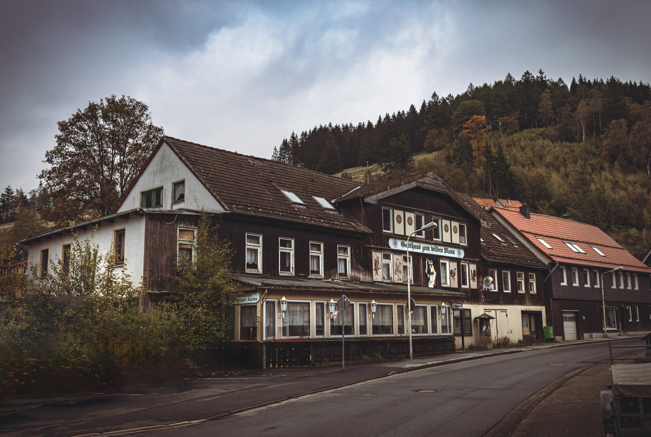 Im Zentrum Wildemanns befindet sich das verlassene Gasthaus. Dahinter fließt die Innerste durchs enge Tal.