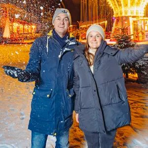 Hannah Kliewer (r.) und Björn Breckheimer stehen als Organisiatoren auf dem Winterspektakel auf der Trabrennbahn Bahrenfeld.