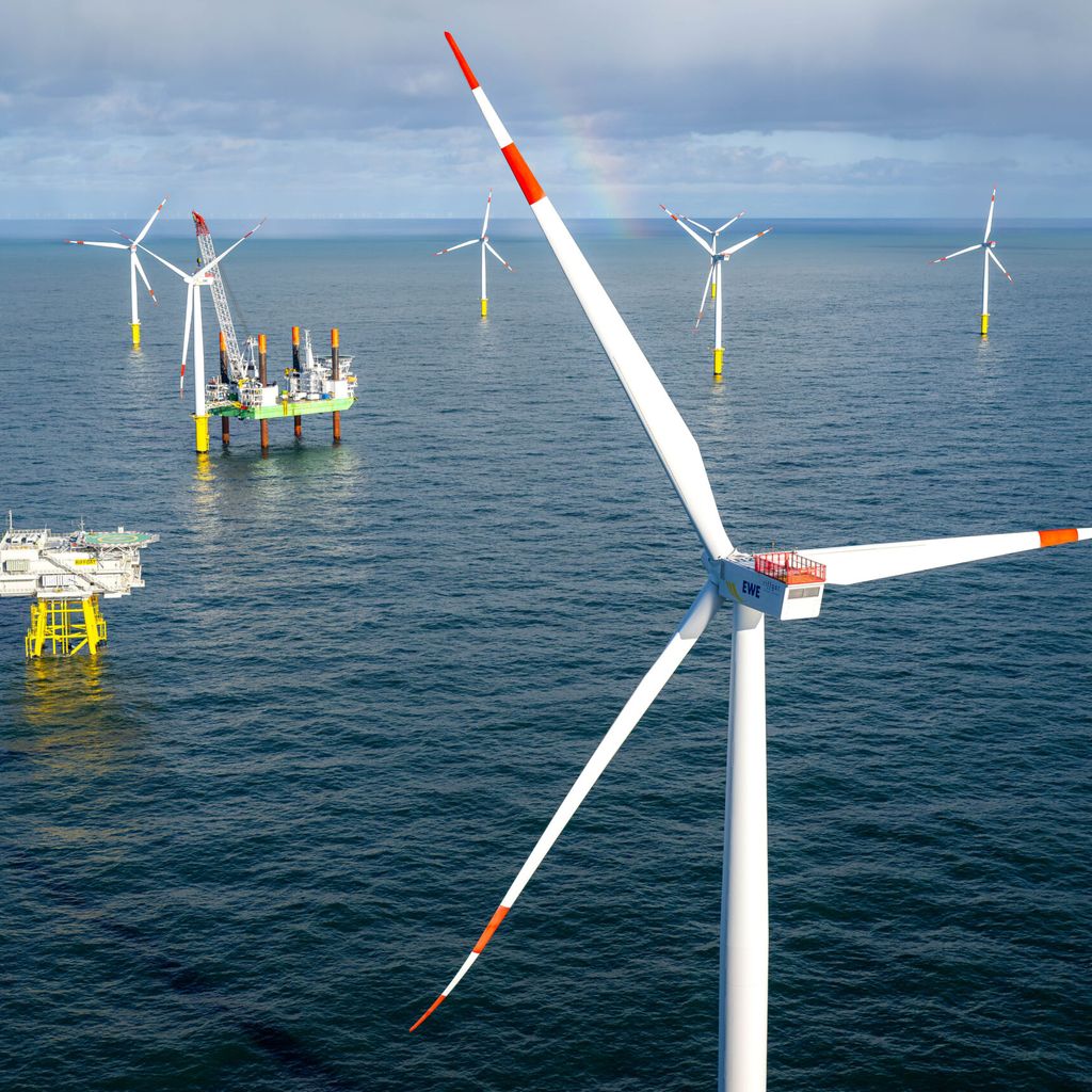 Windräder des Offshore-Windpark Riffgat in der Nordsee