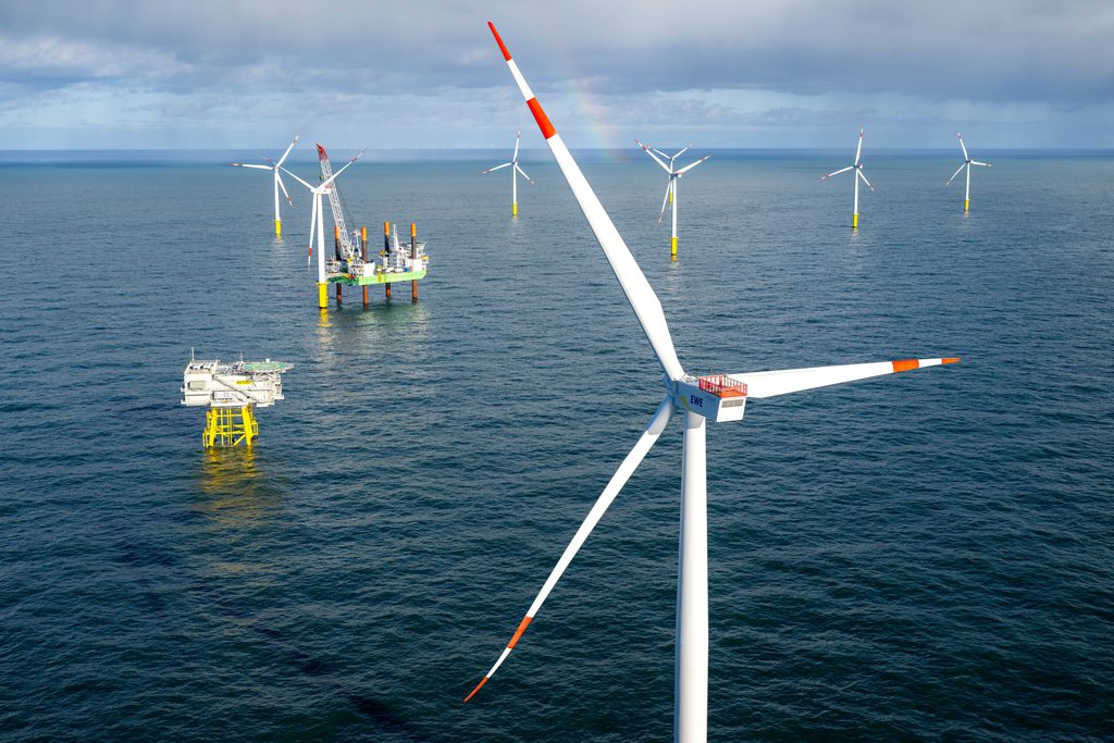 Windräder des Offshore-Windpark Riffgat in der Nordsee