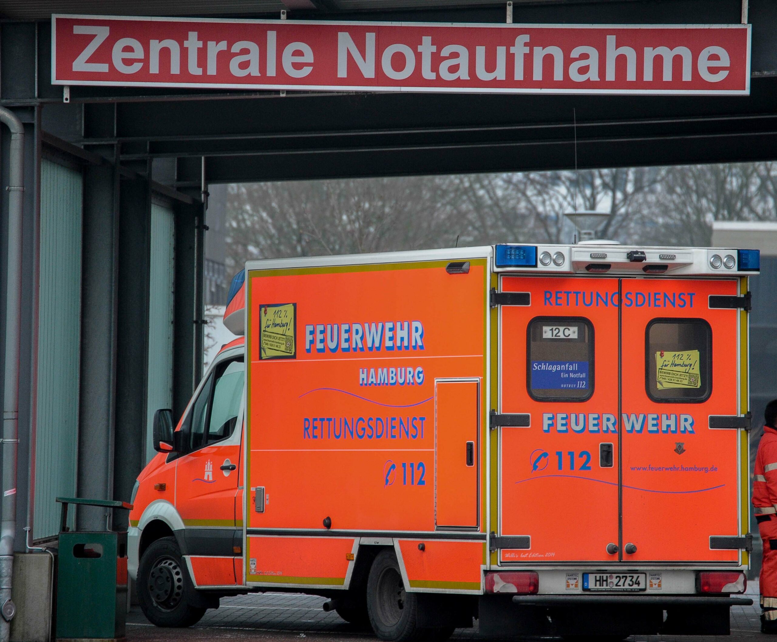 In Hamburg: Sanitäter entbinden Säugling im Rettungswagen