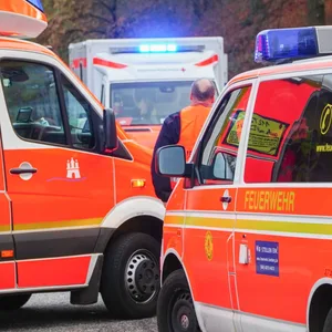 Mehrere Rettungswagen im Einsatz. (Symbolfoto)