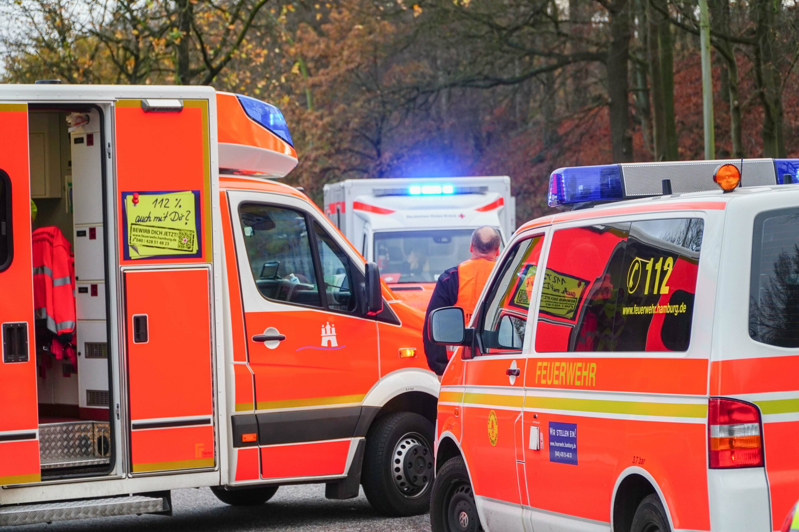 Arbeitsufall in Rahlstedt – drei Arbeiter in die Tiefe gestürtzt, alle hatten großen Glück