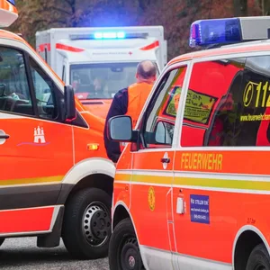 Arbeitsufall in Rahlstedt – drei Arbeiter in die Tiefe gestürtzt, alle hatten großen Glück
