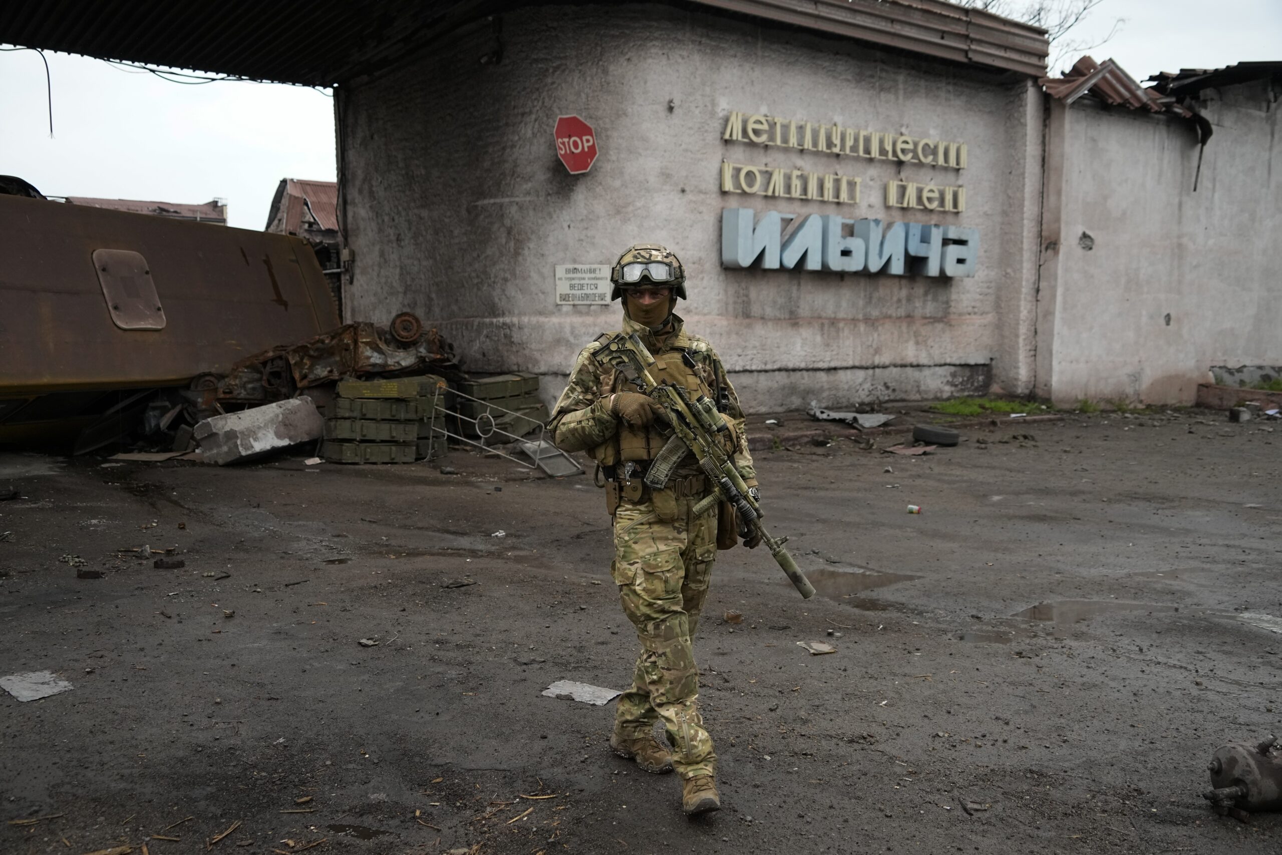 Ein russischer Soldat patrouilliert im ukrainischen Mariupol.