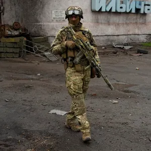 Ein russischer Soldat patrouilliert im ukrainischen Mariupol.