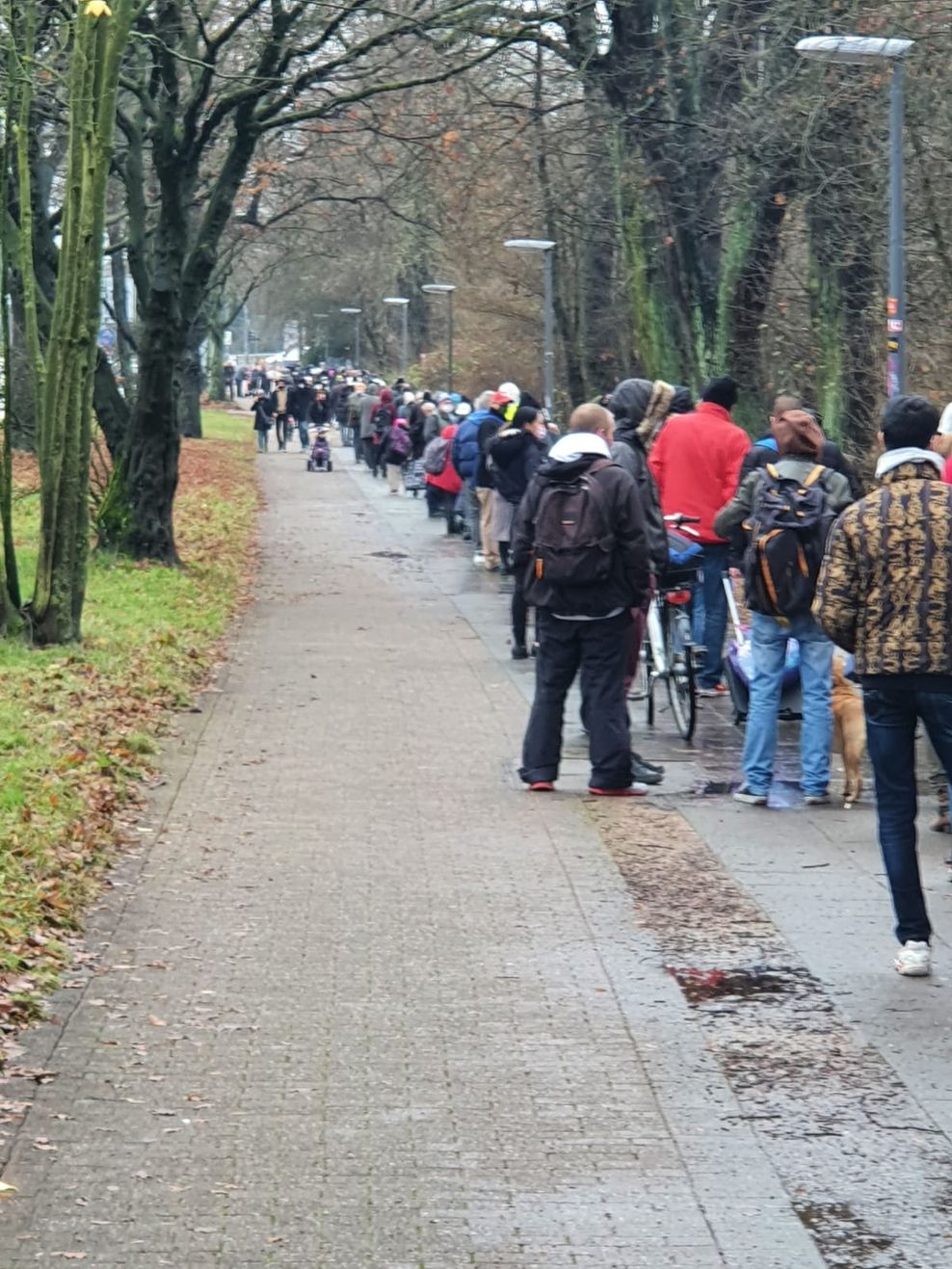 Hunderte Bedürftige standen im vergangenen Jahr Schlange, um an dem Weihnachtsfest teilnehmen zu können.