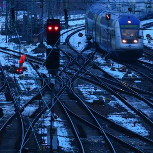 In Hamburg und dem übrigen Norddeutschland kommt es gebietsweise zu Schneefällen. Lange liegen bleiben dürfte die weiße Pracht aber nicht. In Hamburg und dem übrigen Norddeutschland kommt es gebietsweise zu Schneefällen. Lange liegen bleiben dürfte die weiße Pracht aber nicht. (Archivbild)