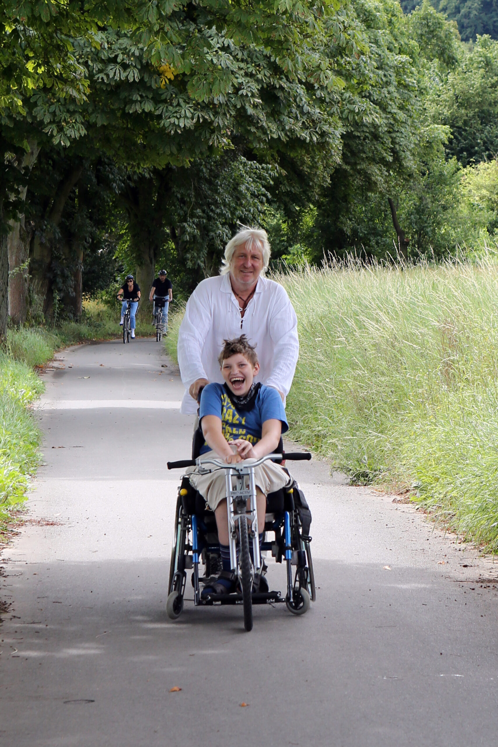 Nico im Rollstuhl mit seinem Vater Arnold Schnittger