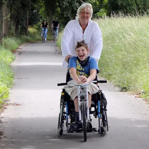 Nico im Rollstuhl mit seinem Vater Arnold Schnittger