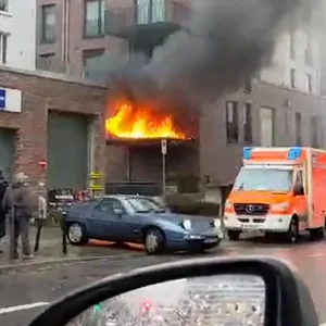 Flammen schlagen von dem Balkon in einem Neubaugebiet in Othmarschen.