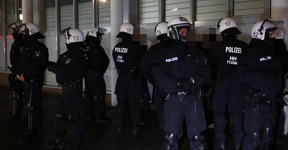 Einsatzkräfte der Hamburger Polizei in Harburg