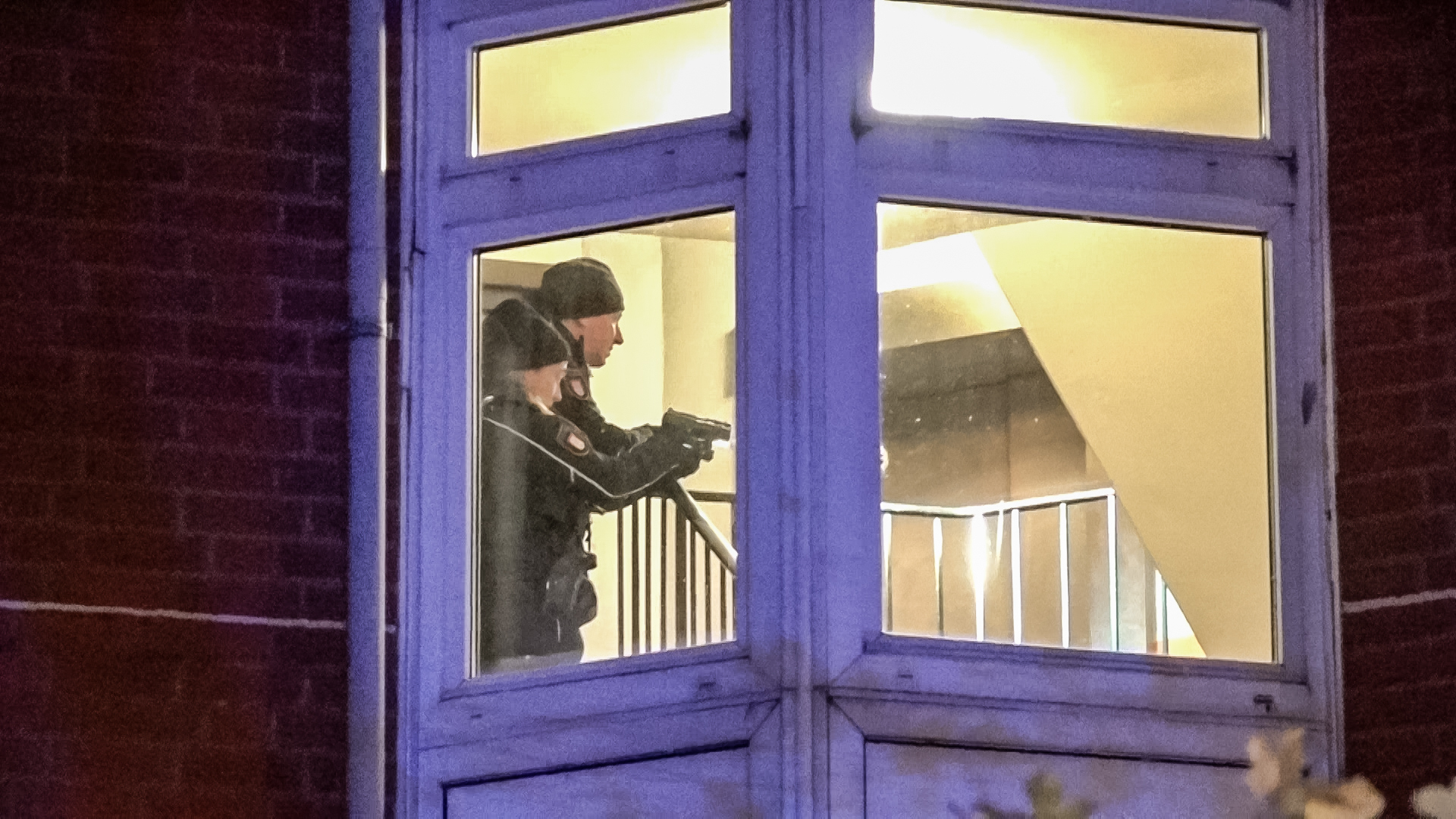 Polizisten mit gezogenen Waffen beim Einsatz in dem Mehrfamilienhaus auf St. Pauli.