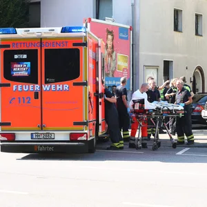 Einsatzkräfte in der Stader Straße, wo ein Mann niedergestochen wurde.
