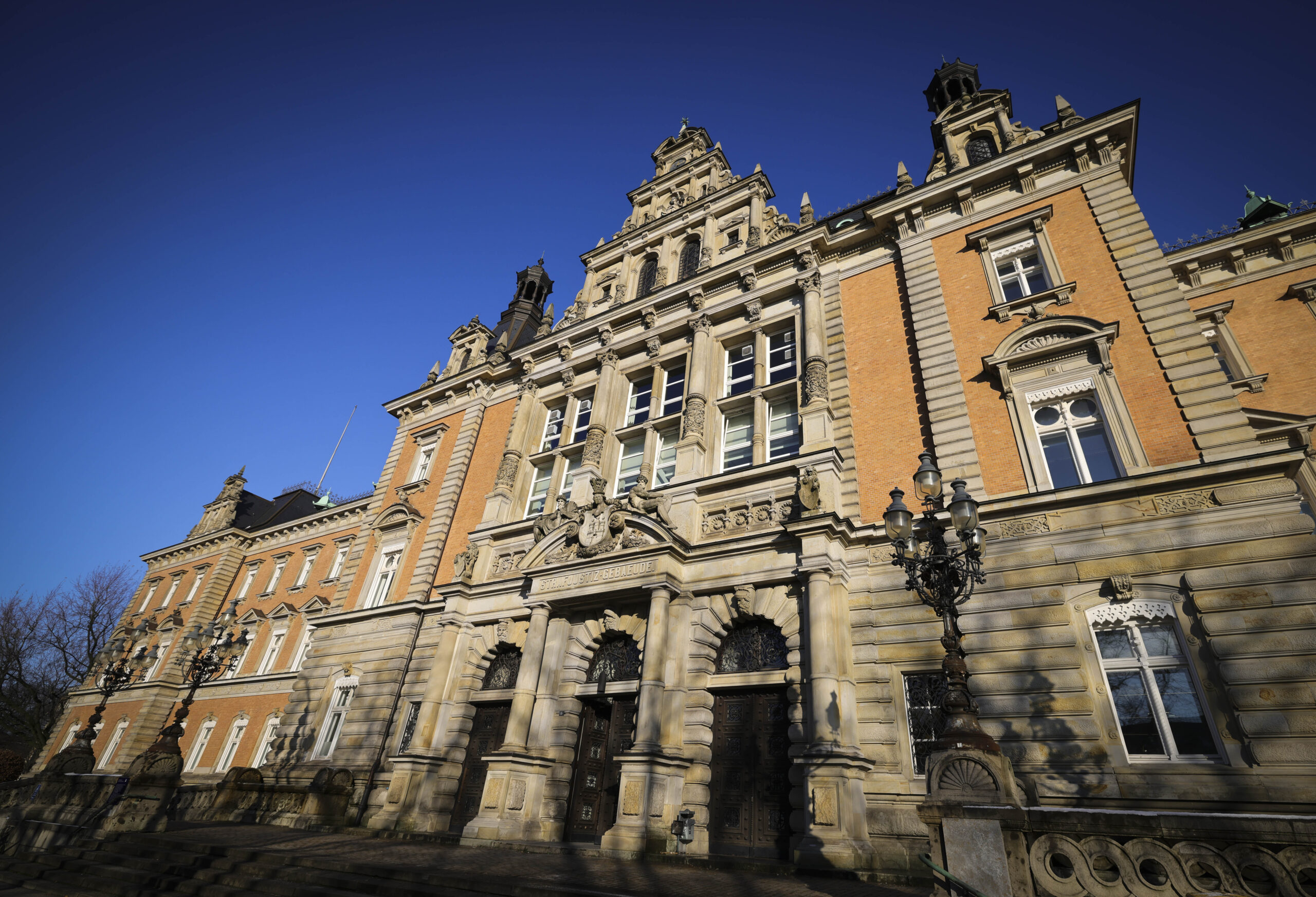 Das Hamburger Strafjustizgebäude am Sievekingplatz.
