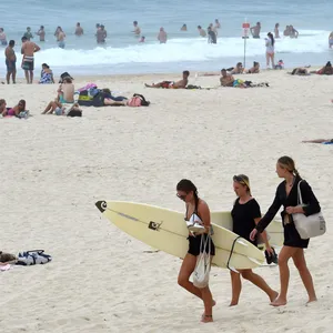 Ein 25-Jähriger ist an einem beliebten Strand in Australien in ein Loch gefallen und musste wiederbelebt werden (Archivbild).