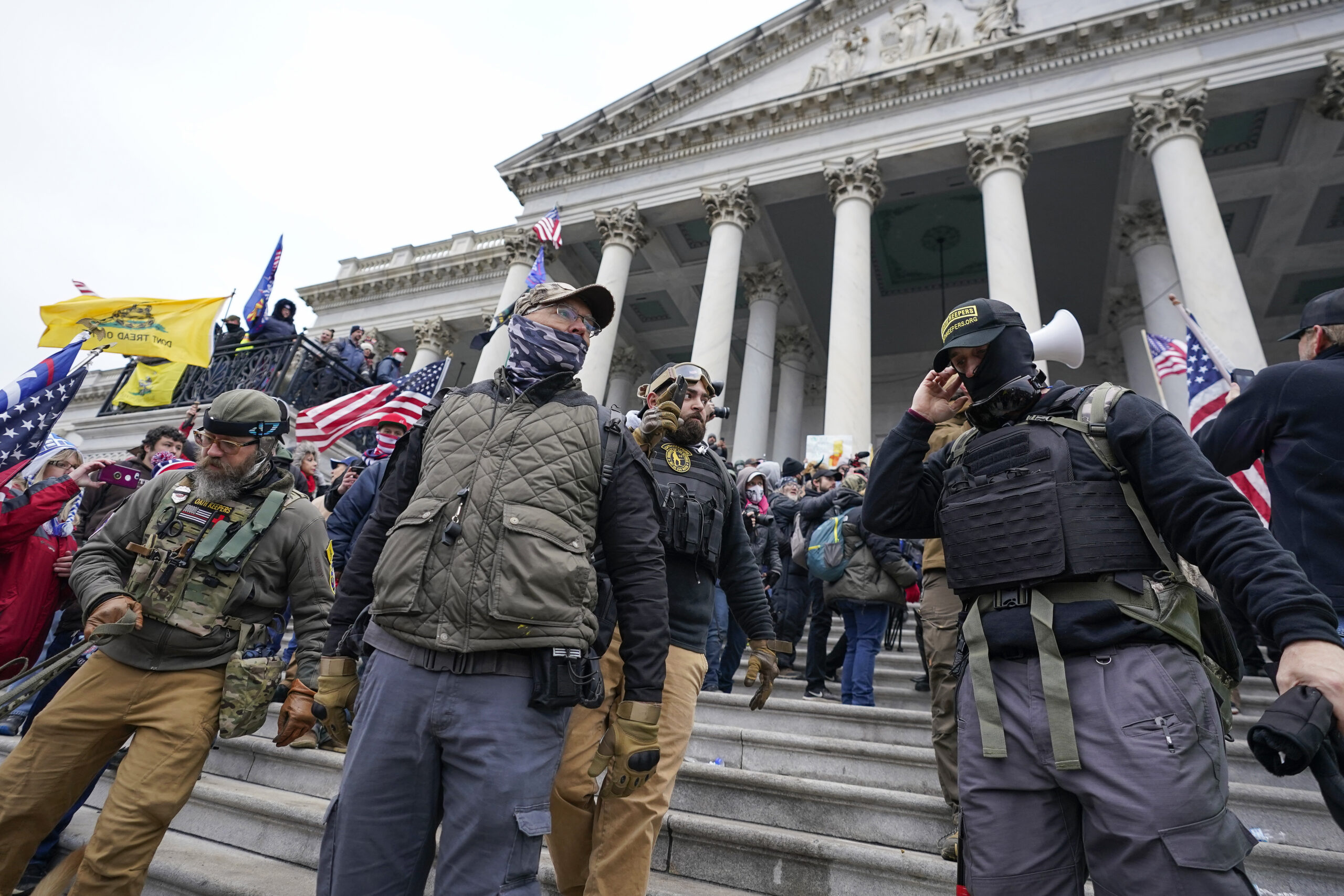 Mitglieder der rechtsextremen Miliz „Oath Keepers“ stehen an der Ostseite des US-Kapitols.