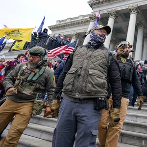 Mitglieder der rechtsextremen Miliz „Oath Keepers“ stehen an der Ostseite des US-Kapitols.