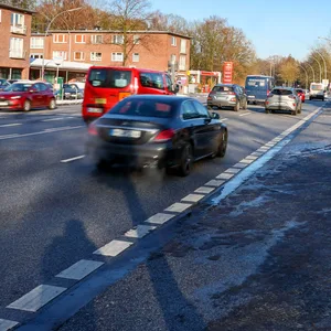 Derzeit fahren die Autos auf dem Berner Heerweg auf zwei Spuren pro Richtung – das soll mit der neuen Ampel-Koalition jetzt auch so bleiben.