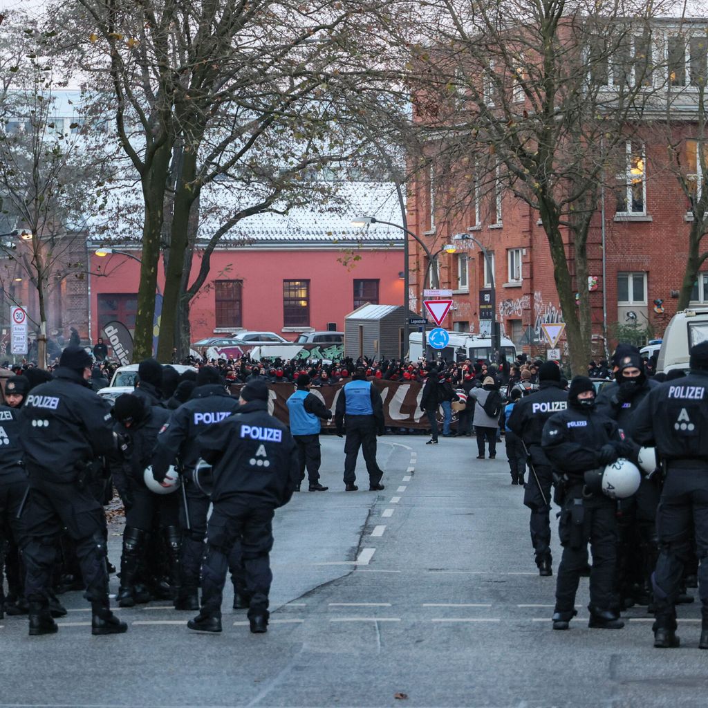 Die Polizei war auf beiden Märschen stark präsent, hier erwartet sie St. Paulis Fans.