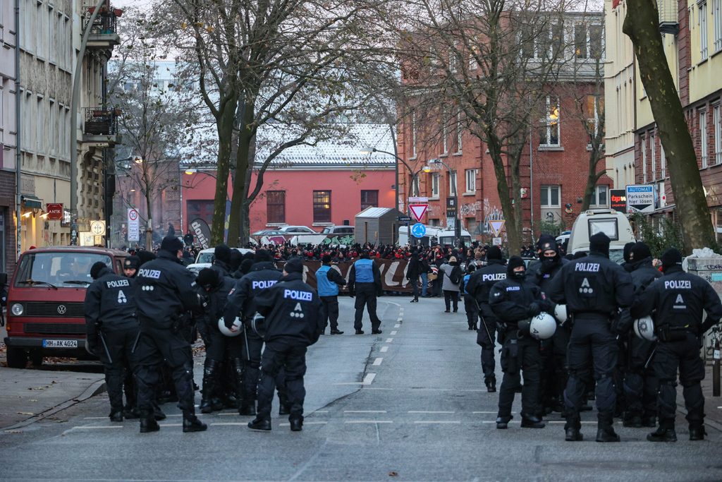 Die Polizei war auf beiden Märschen stark präsent, hier erwartet sie St. Paulis Fans.